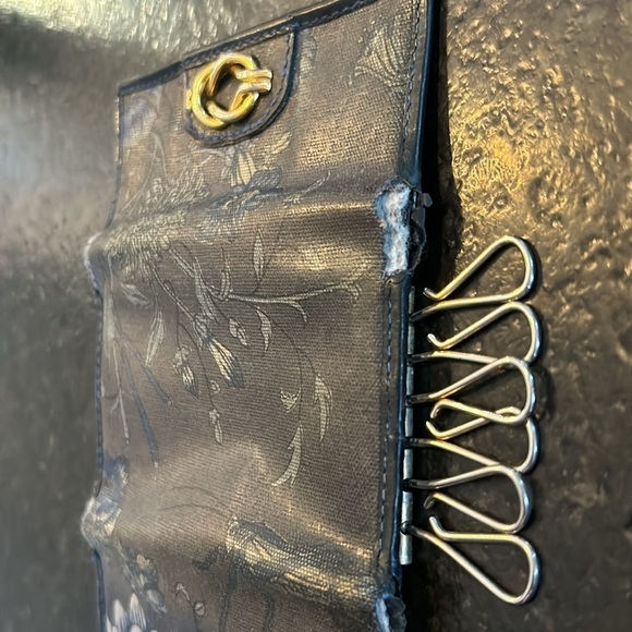 Vintage Gucci 6 key holder accessory navy blue with lotus floral print goldtone. - Picture 2 of 13